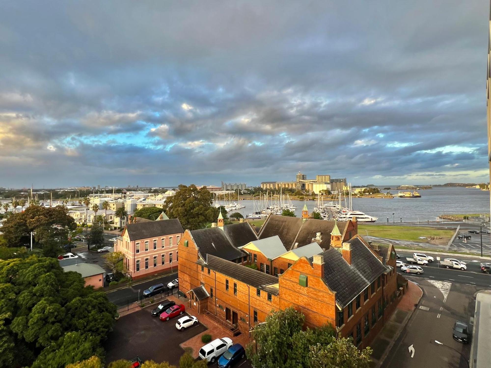 Harbour Towers, Newcastle'S Elite Apartment Stays, Free Parking & Tram Access Luaran gambar